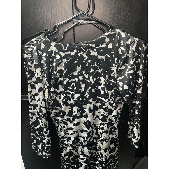 Larry Levine Black & White Abstract Print Ruched Top - Picture 3 of 3